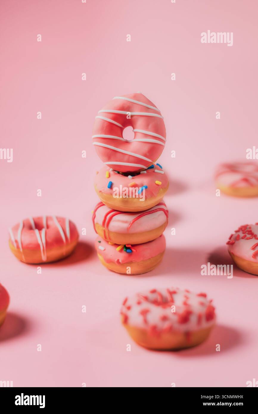 Stapel rosa Donuts auf rosa Hintergrund Stockfoto