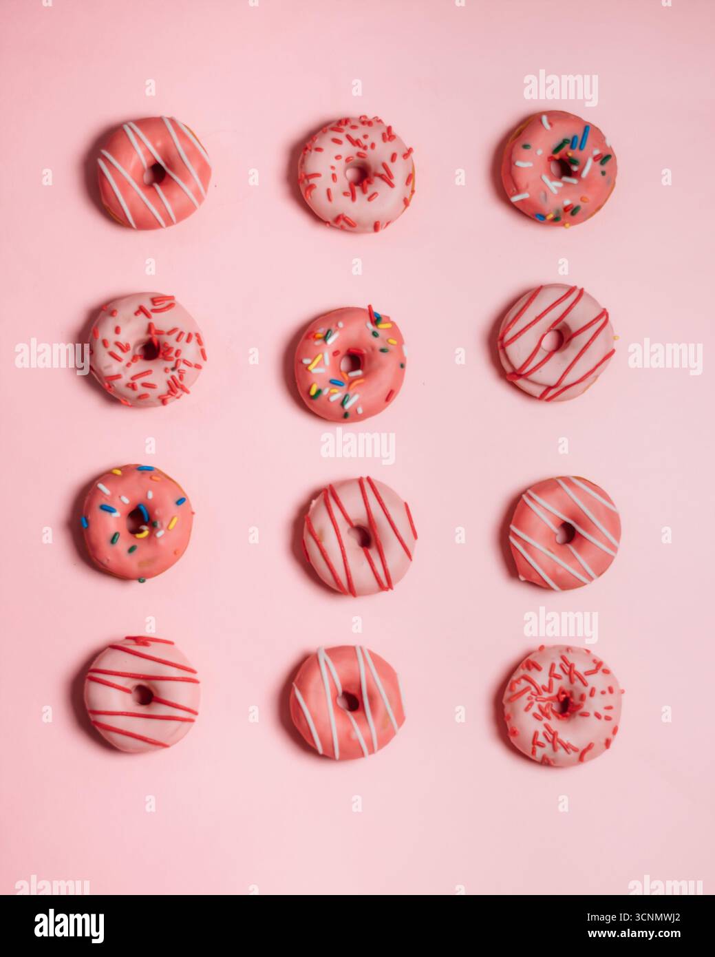 Dutzende von Pink Donuts auf rosa Hintergrund Stockfoto