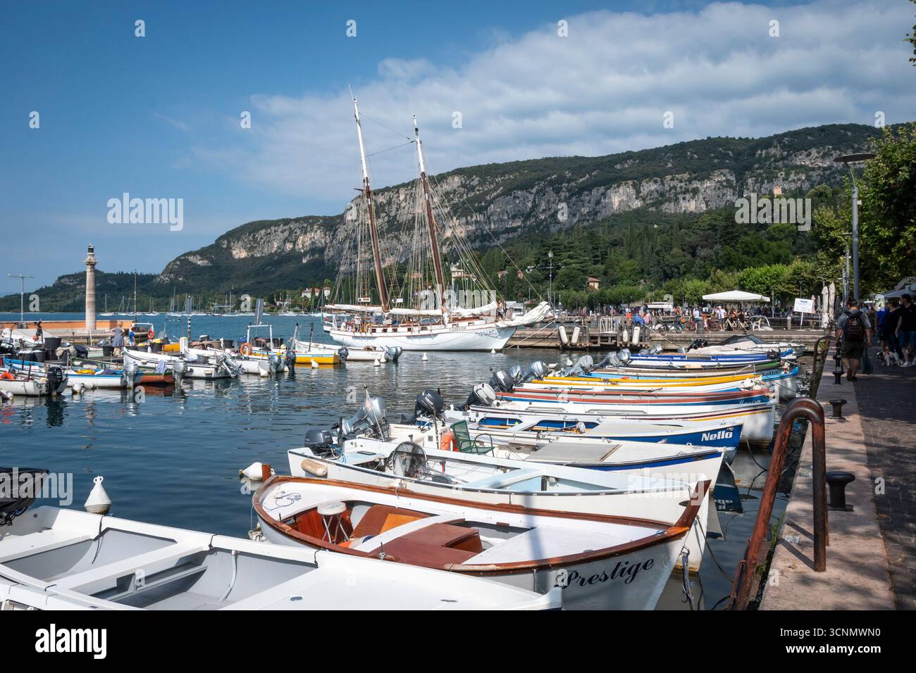 Kleine Boote im Hafen, Gardasee, Verona, Italien Stockfoto