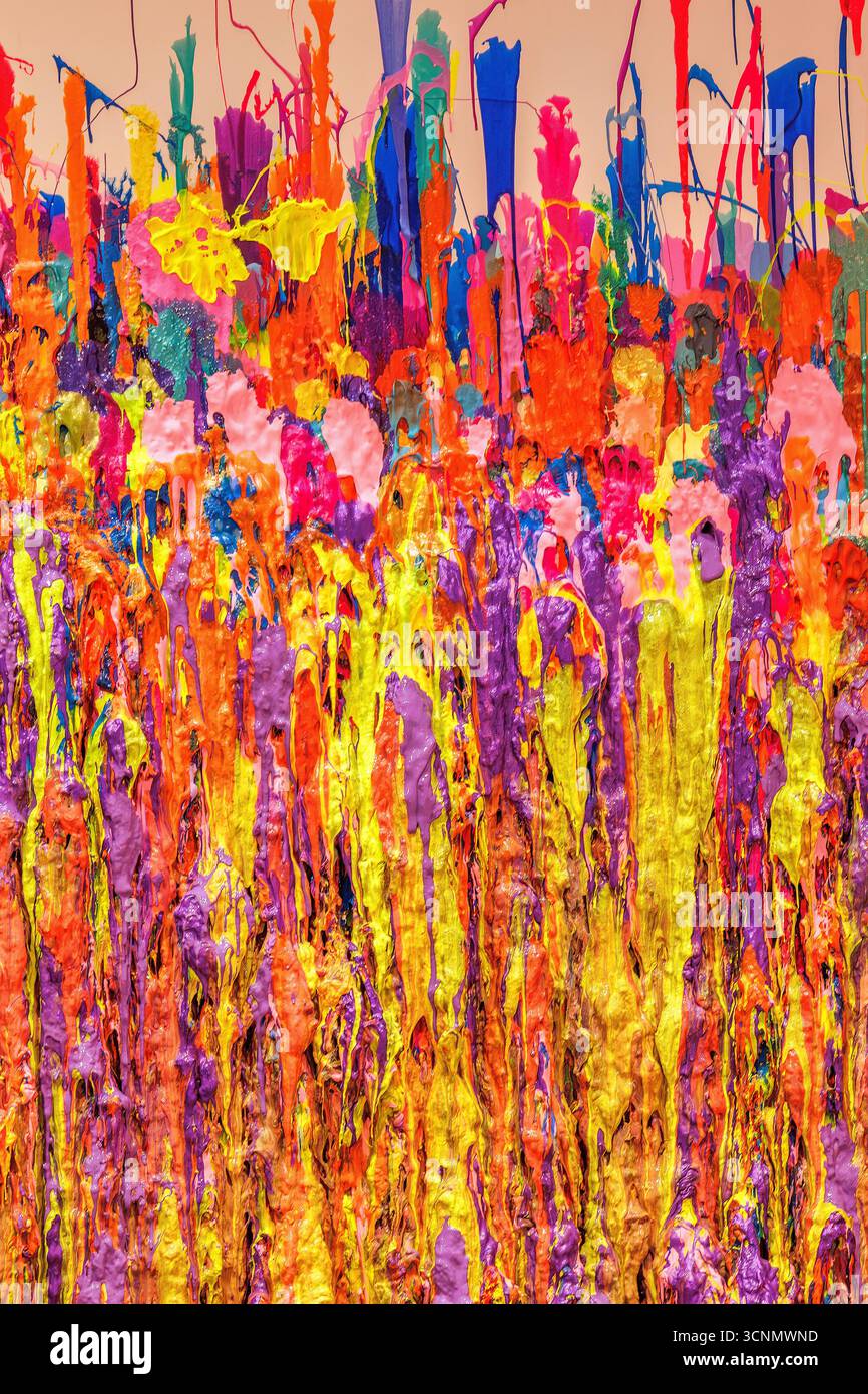 Verschiedene Schichten von Schleim an einer Wand Stockfoto