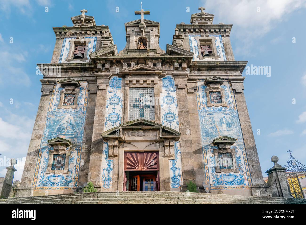 Igreja de Santo Ildefonso in Porto, Portugal, mit Fassade aus Azulejo-Fliesen. Historische Kirche, religiöses Wahrzeichen, barocke Architektur, berühmtes Reiseziel Stockfoto