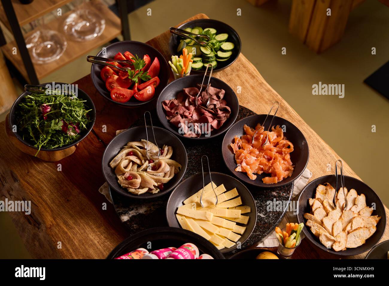 Farbenfrohe Auswahl an frischen Zutaten an einem Esstisch Stockfoto