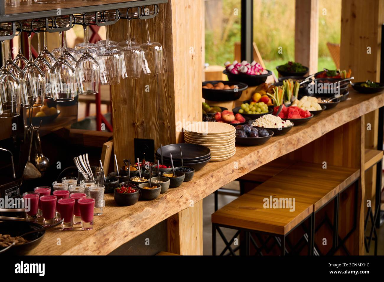 Modernes Buffet mit lebhaften Gerichten und Getränken Stockfoto