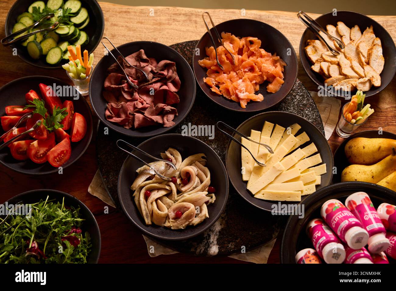 Verschiedene frische Speisen auf einem rustikalen Holztisch Stockfoto