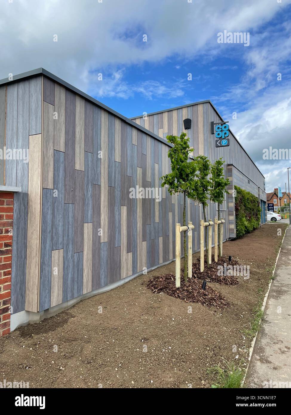 Neu gebautes Einzelhandelsgeschäft mit grüner Wand und Fledermausbox - Smartphone-aufgenommenes Stockfoto