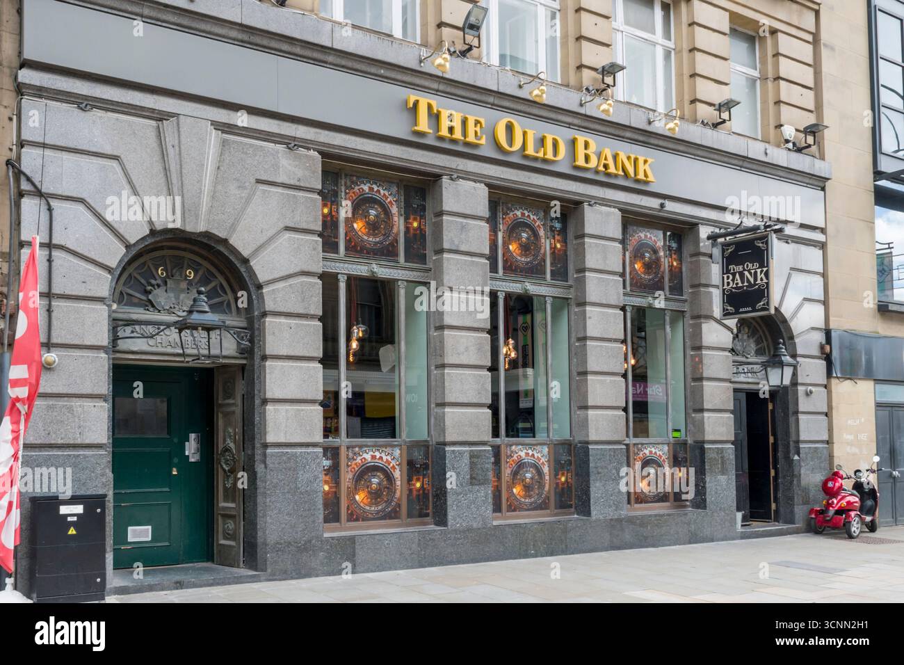 Das Old Bank Public House in der Market Street, Bradford. Das ehemalige Gebäude der Anglo-South American Bank wurde 1925 von W. J Morley & Sons entworfen. Stockfoto