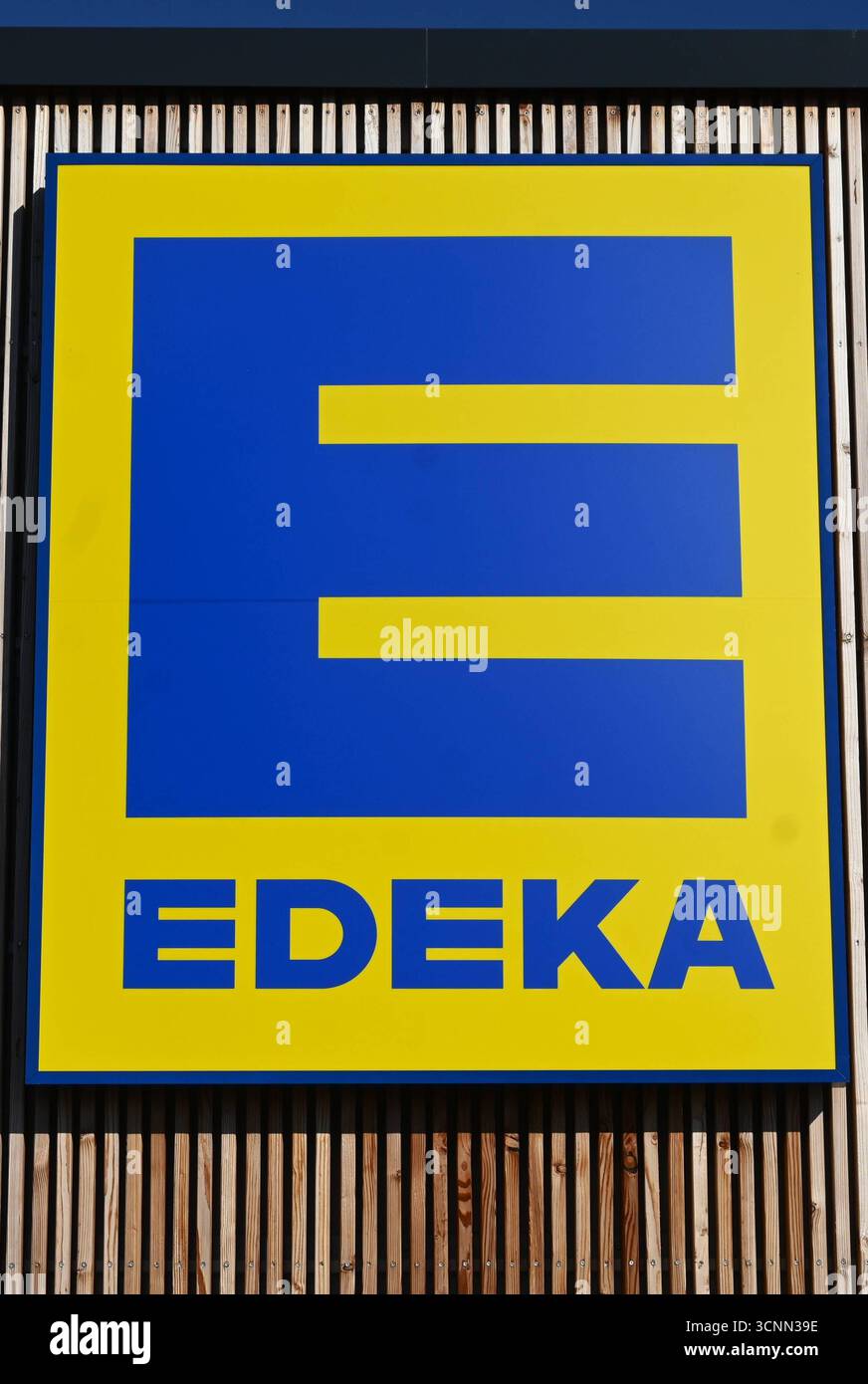 Die Edeka-Gruppe, ehemals Abkürzung für Einkaufsgenossenschaft der Kolonialwarenhändler im Halleschen Torbezirk zu Berlin, ist ein genossenschaftlich organisierter kooperativer Unternehmensverbund im deutschen Einzelhandel. Edeka betreibt mit Edeka Fruchtkontor eine eigene Beschaffungsorganisation vorrangig für Obst- und Gemüseimporte. Foto: Edeka Supermarkt - Logo *** die Edeka-Gruppe, ehemals eine Abkürzung für Einkaufsgenossenschaft der Kolonialwarenhändler im Halleschen Torbezirk zu Berlin, ist eine genossenschaftlich organisierte Unternehmensgruppe im deutschen Einzelhandel Edeka betreibt eine eigene Stockfoto