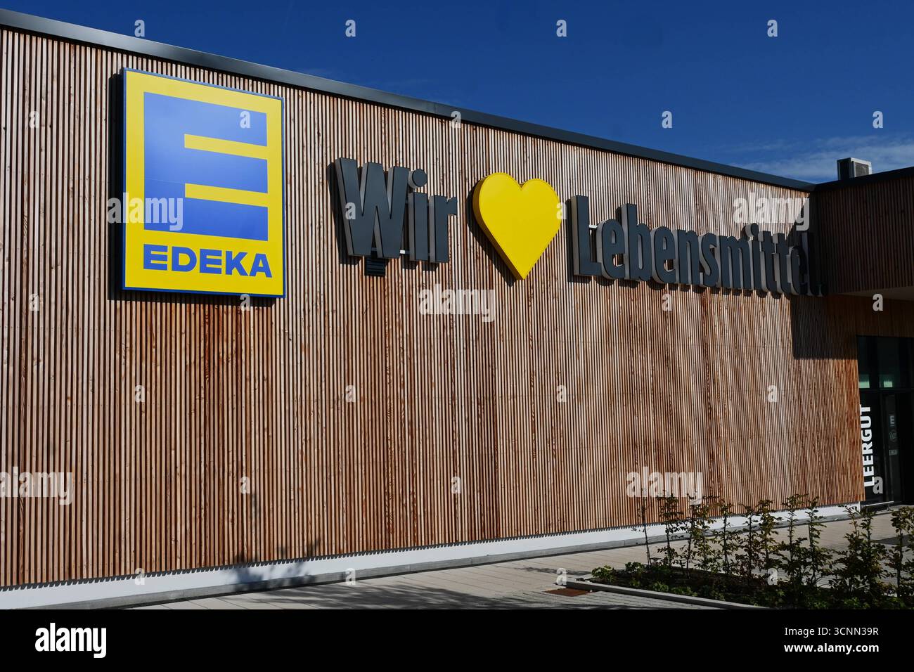 Die Edeka-Gruppe, ehemals Abkürzung für Einkaufsgenossenschaft der Kolonialwarenhändler im Halleschen Torbezirk zu Berlin, ist ein genossenschaftlich organisierter kooperativer Unternehmensverbund im deutschen Einzelhandel. Edeka betreibt mit Edeka Fruchtkontor eine eigene Beschaffungsorganisation vorrangig für Obst- und Gemüseimporte. Foto: Edeka Supermarkt, Werbeslogan - wir lieben Lebensmittel *** die Edeka Group, ehemals eine Abkürzung für Einkaufsgenossenschaft der Kolonialwarenhändler im Halleschen Torbezirk zu Berlin, ist eine genossenschaftlich organisierte Unternehmensgruppe im deutschen Retai Stockfoto