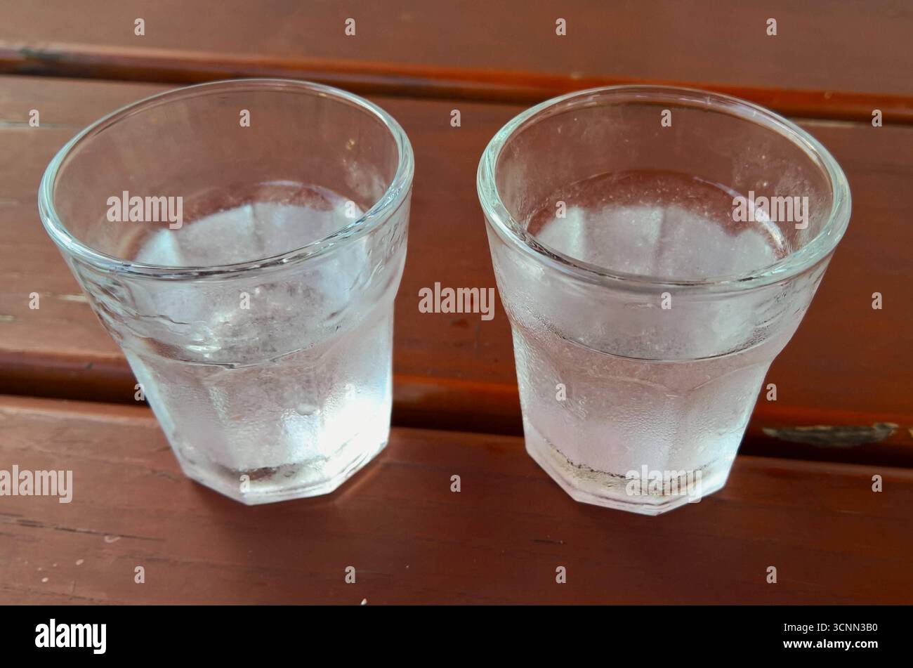 Anis-Spirituose bzw Schnaps aus Griechenland. Ouzo ist eine griechische Anisspirituose. Der Ouzo entstand wahrscheinlich aus dem Tsipouro bzw. Raki, der bereits seit dem 15. Jahrhundert sowohl von der griechischen als auch von der türkischen Bevölkerung im Osmanischen Reich gebrannt wurde. Der Ouzo wird nachweislich seit dem 19. Jahrhundert produziert. Seine Beliebtheit nahm nach dem Griechisch-Türkischen Krieg 1922 zu, da er zu den favorisierten Spirituosen von Griechen aus der Türkei gehörte, vermutlich beeinflussen diese mit eigenen Destillerien die heutige Ouzo-Herstellung. Besonders viel Stockfoto