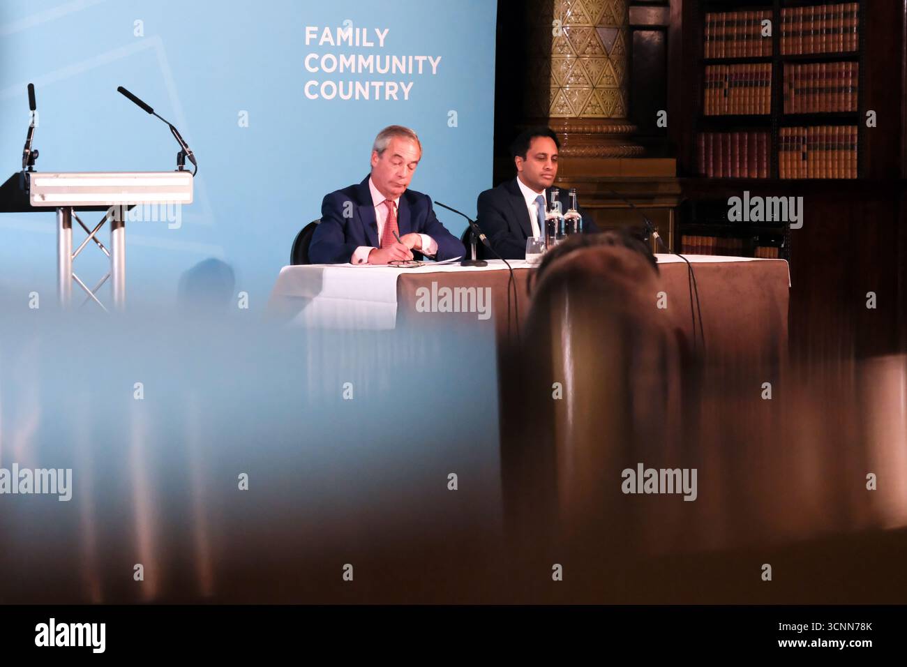 London, Großbritannien. September 2025. Pressekonferenz der Reformpartei Großbritannien, Vorschlag zur Abschaffung des unbefristeten Aufenthaltstitels. Nigel Farage. Zia Yusuf. Quelle: Matthew Chattle/Alamy Live News Stockfoto London, Großbritannien. September 2025. Pressekonferenz der Reformpartei Großbritannien, Vorschlag zur Abschaffung des unbefristeten Aufenthaltstitels. Nigel Farage. Zia Yusuf. Quelle: Matthew Chattle/Alamy Live News Stockfoto