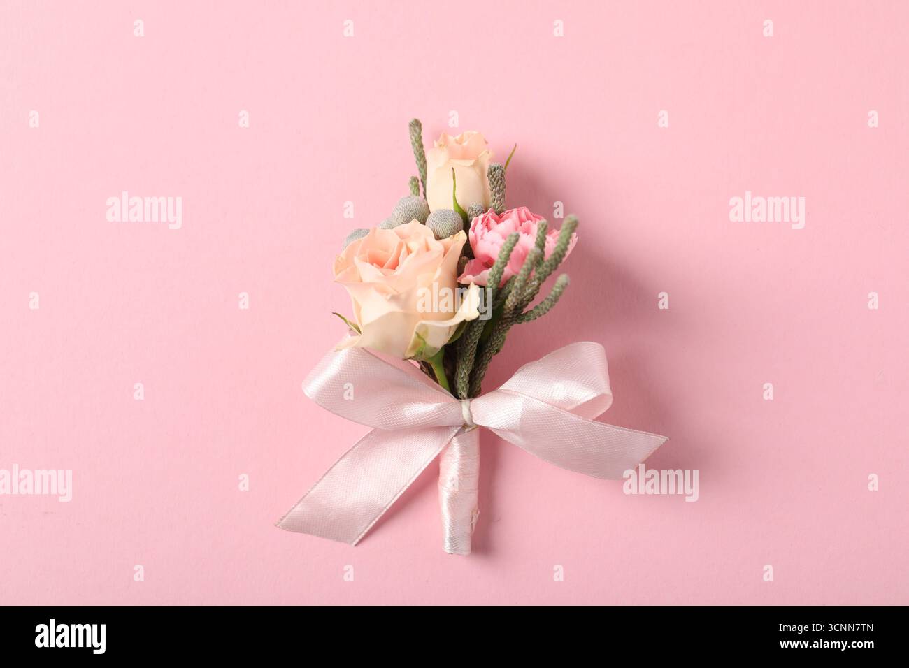 Boutonniere mit schönen Blumen auf hellrosa Hintergrund, Blick von oben Stockfoto