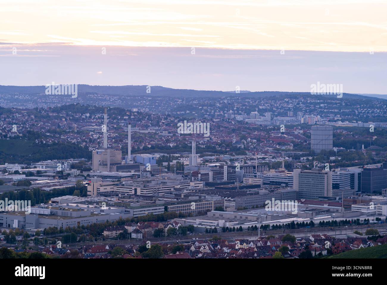 Industrieviertel und Wohndächer in Stuttgart bei Sonnenuntergang Stockfoto