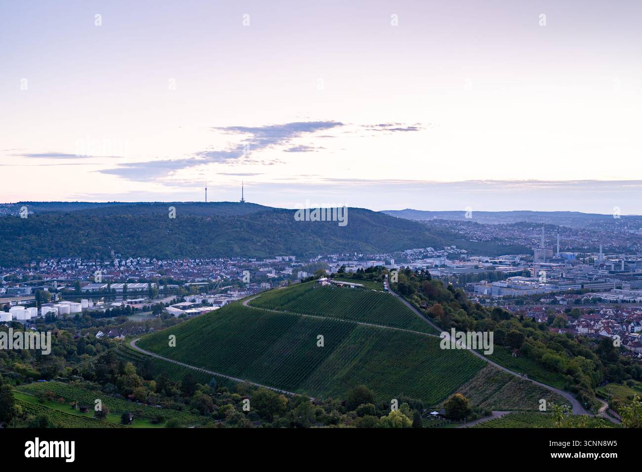 Kappelberg Weinberge und Stuttgarter Stadtbild in der Abenddämmerung, Deutschland Stockfoto