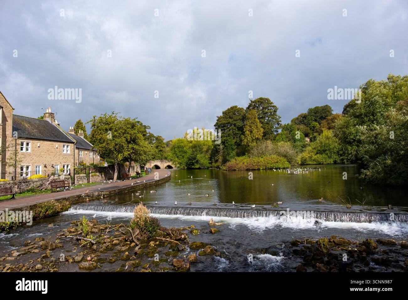 Idyllisch gelegen am Ufer des Flusses Wye Bakewell größte Stadt im Peak District National Park Derbyshire, Großbritannien Stockfoto