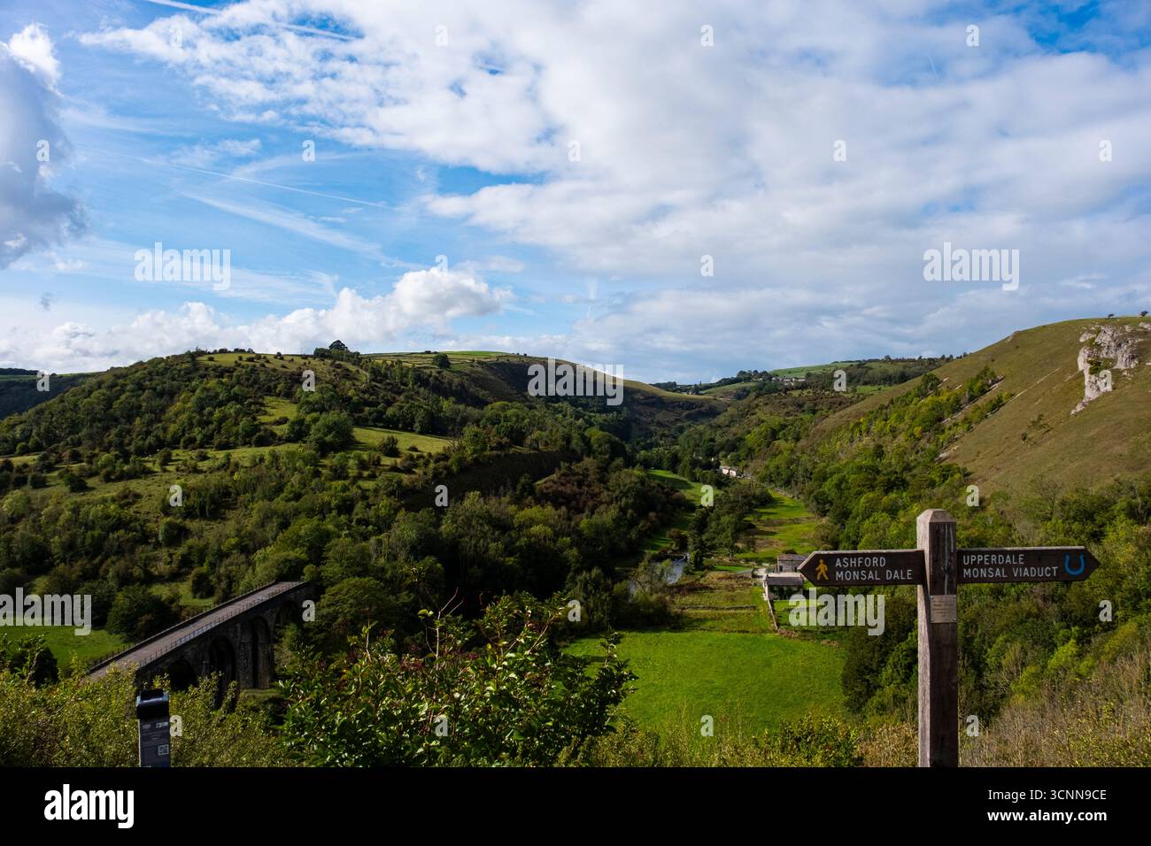 Gehen Sie an einem schönen Herbsttag im September zu Fuß zum Ashford Monsal Dale Upperdale und Monsal Head Viaduct Peak District Derbyshire UK Stockfoto