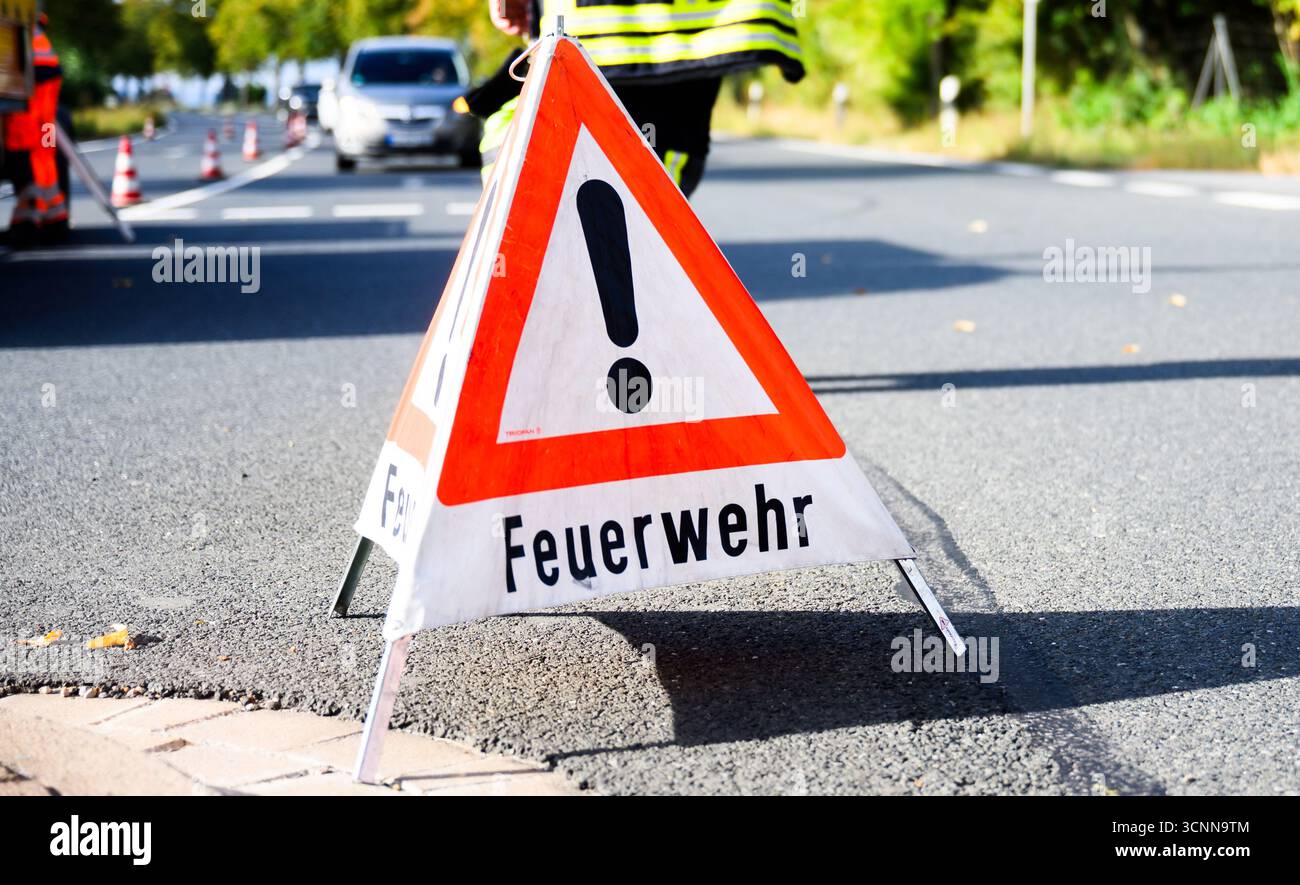 Pattensen, Deutschland. September 2025. Ein Feuerwehrwarnschild steht an der Unfallstelle auf der Bundesstraße B3 in der Region Hannover. Quelle: Julian Stratenschulte/dpa/Alamy Live News Stockfoto