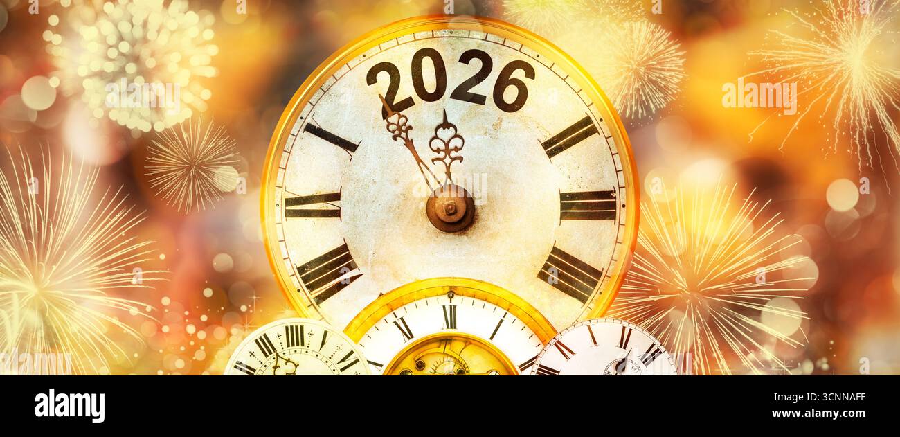 Neujahr 2026 mit Uhr bis Mitternacht mit goldenem Hintergrund und Feuerwerk Stockfoto