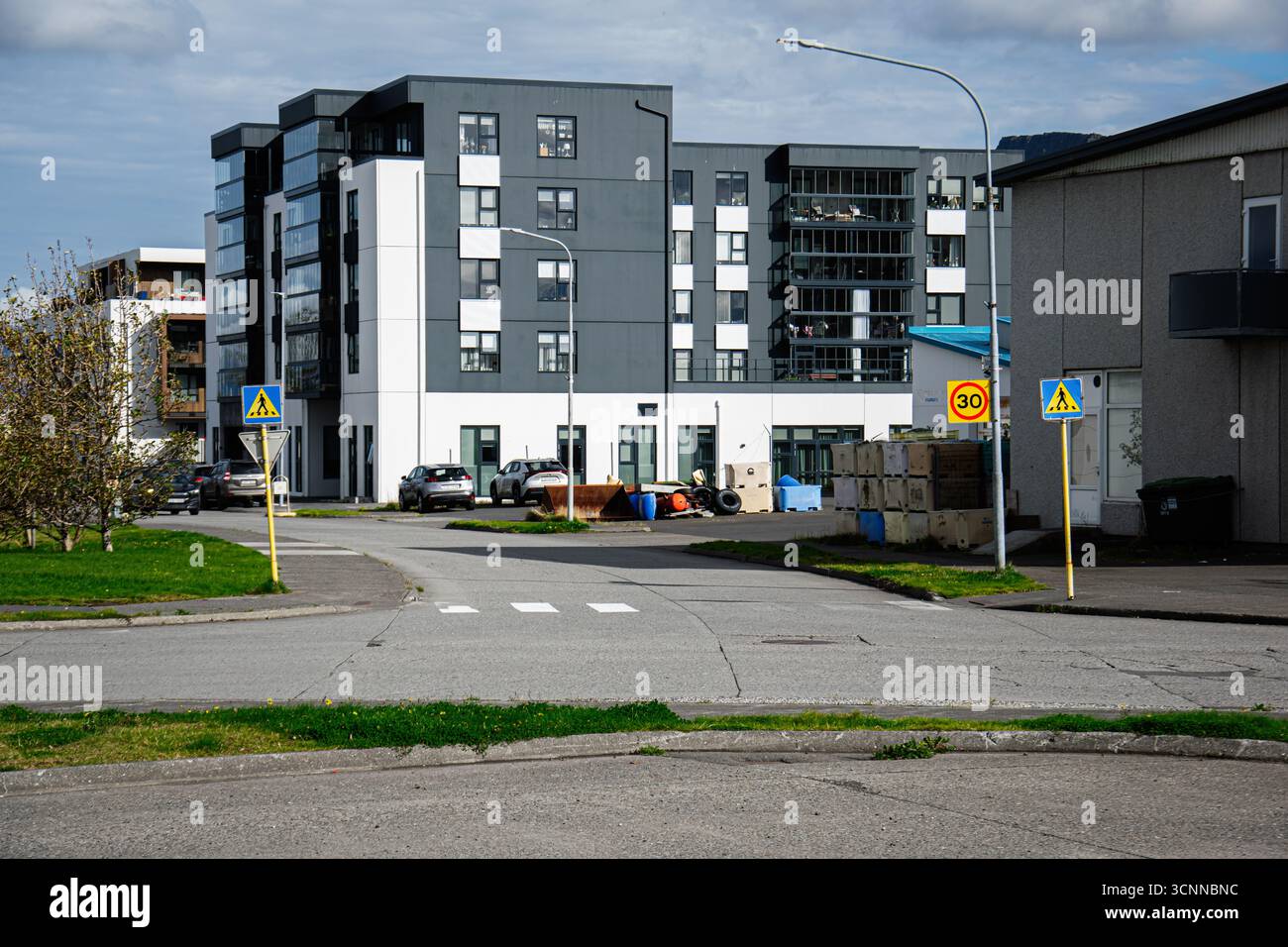 Akranes, Island - 17. September 2025: Wohnviertel in Akranes mit modernem Gebäude, Schildern und alltäglichem Leben. Stockfoto