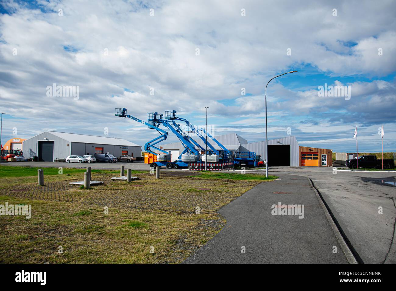 Akranes, Island - 17. September 2025: Industriehof in Akranes Island mit Kränen und Lieferfahrzeugen in einem Lagerkomplex. Stockfoto