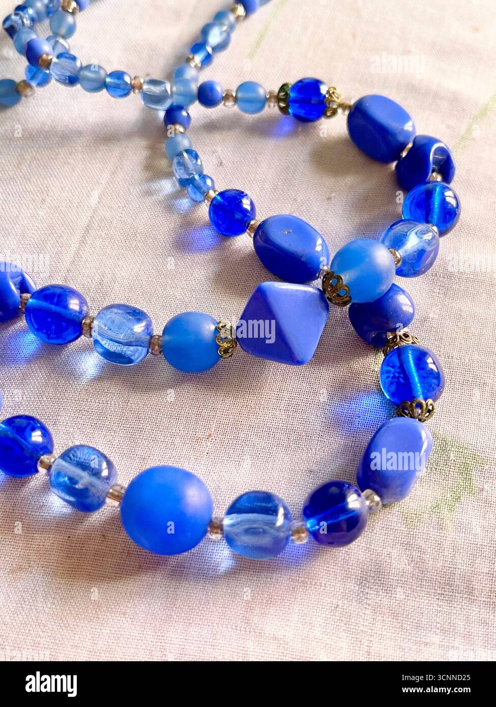 Halskette mit blauen Perlen. Stockfoto