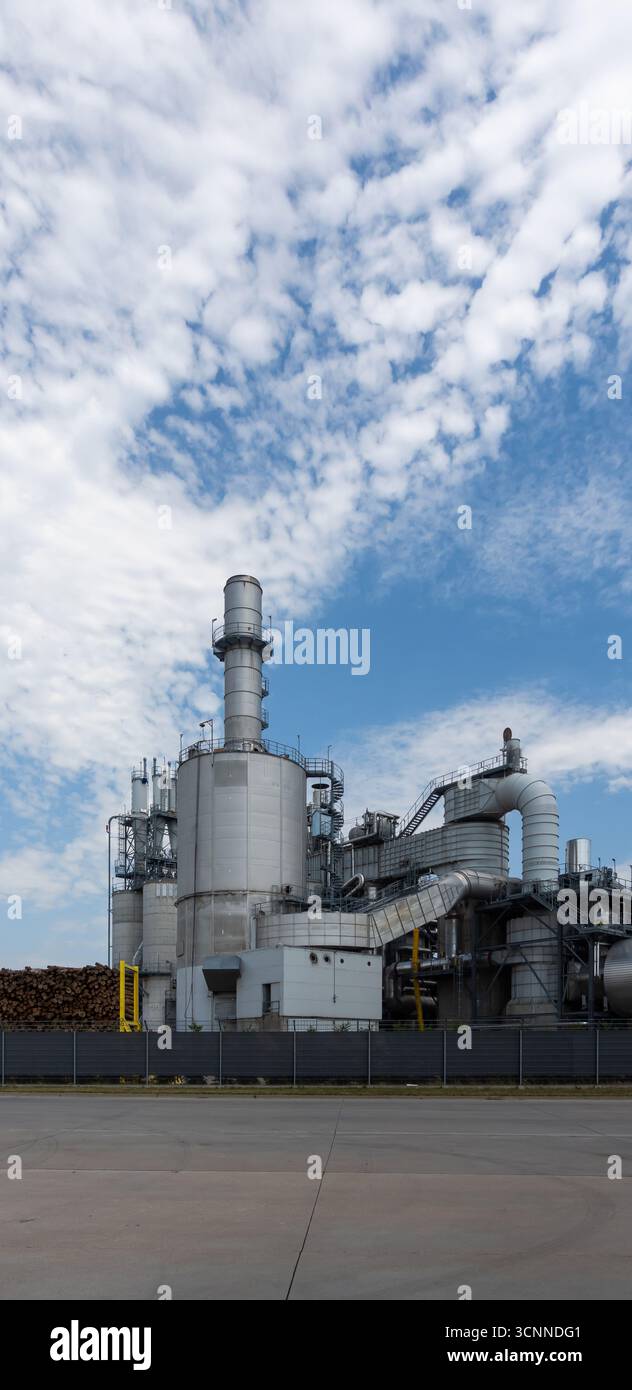Außenansicht der Rohrleitungen der industriellen Holzverarbeitungsanlage. Filter, Zyklone in industriellen Staubabsaugsystemen. Stockfoto