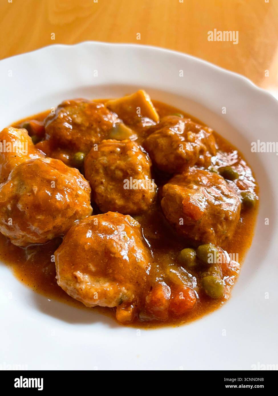 Fleischbällchen mit Gemüse. Spanien. Stockfoto