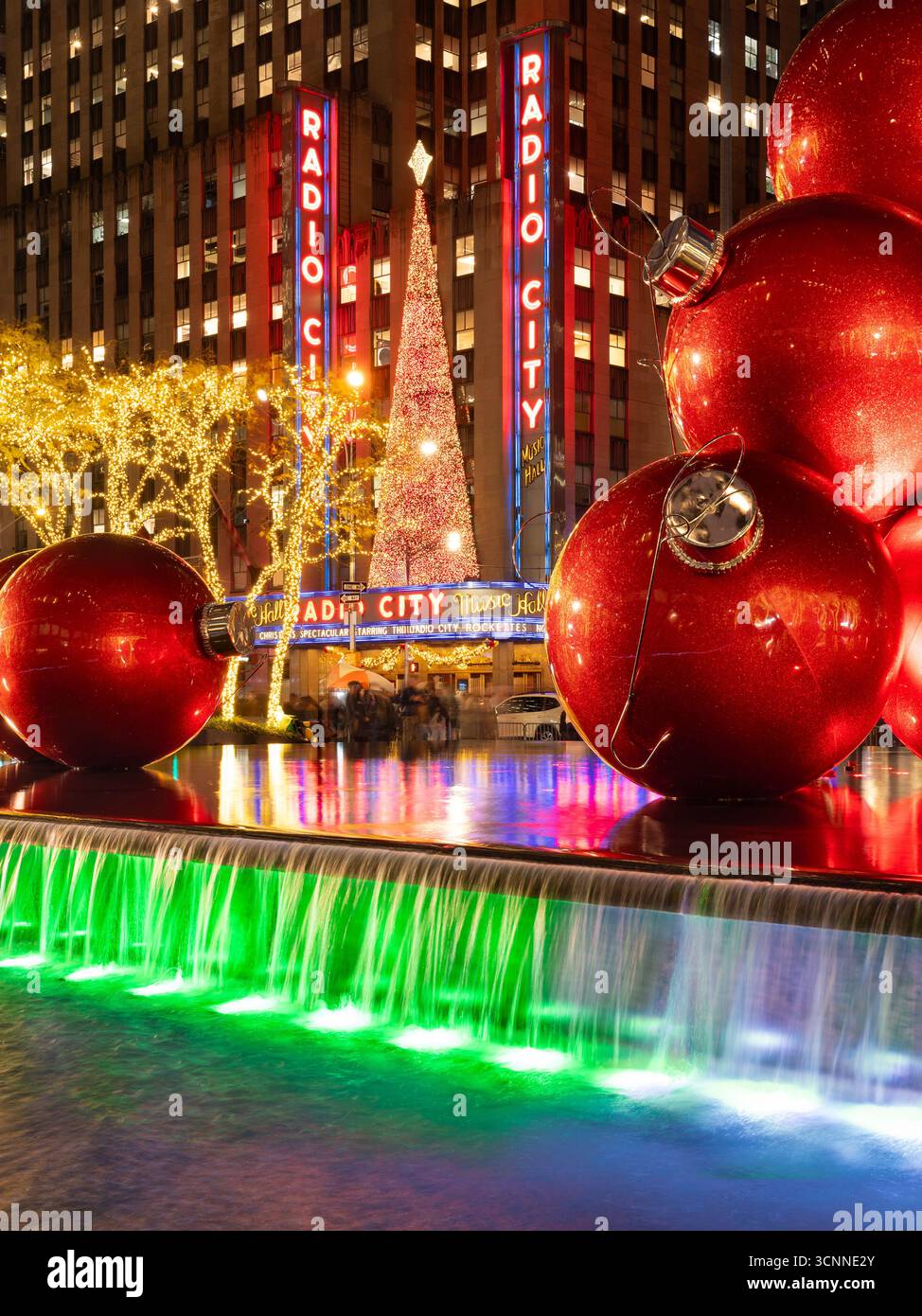 Riesige rote Weihnachtsschmuck auf der 6th Avenue, New York City. Weihnachtszeit in der Radio City Music Hall. Midtown Manhattan Stockfoto