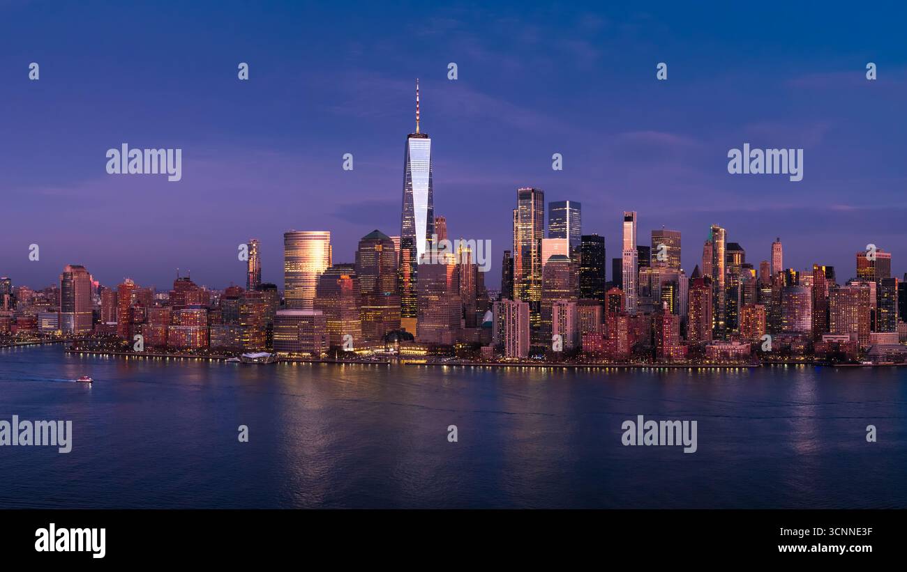 Aus der Vogelperspektive auf die Skyline von New York City Lower Manhattan in der Abenddämmerung mit dem Hudson River, Wolkenkratzern des Finanzviertels und dem World Trade Center Stockfoto