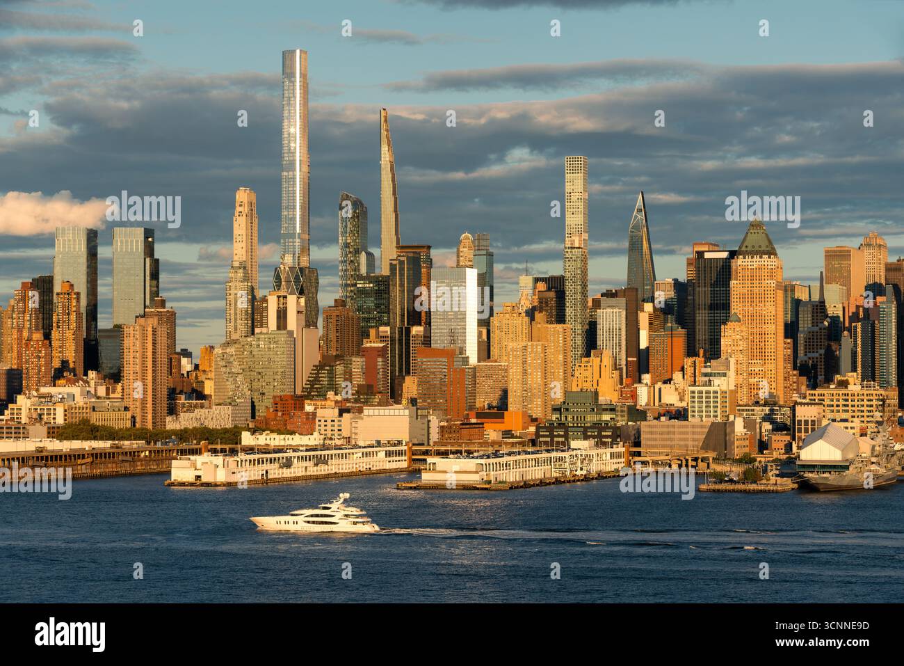 New York City erhöhter Blick auf die Skyline von Midtown Manhattan bei Sonnenuntergang mit Wolkenkratzern und Billionaires Row Towers. USA Stockfoto