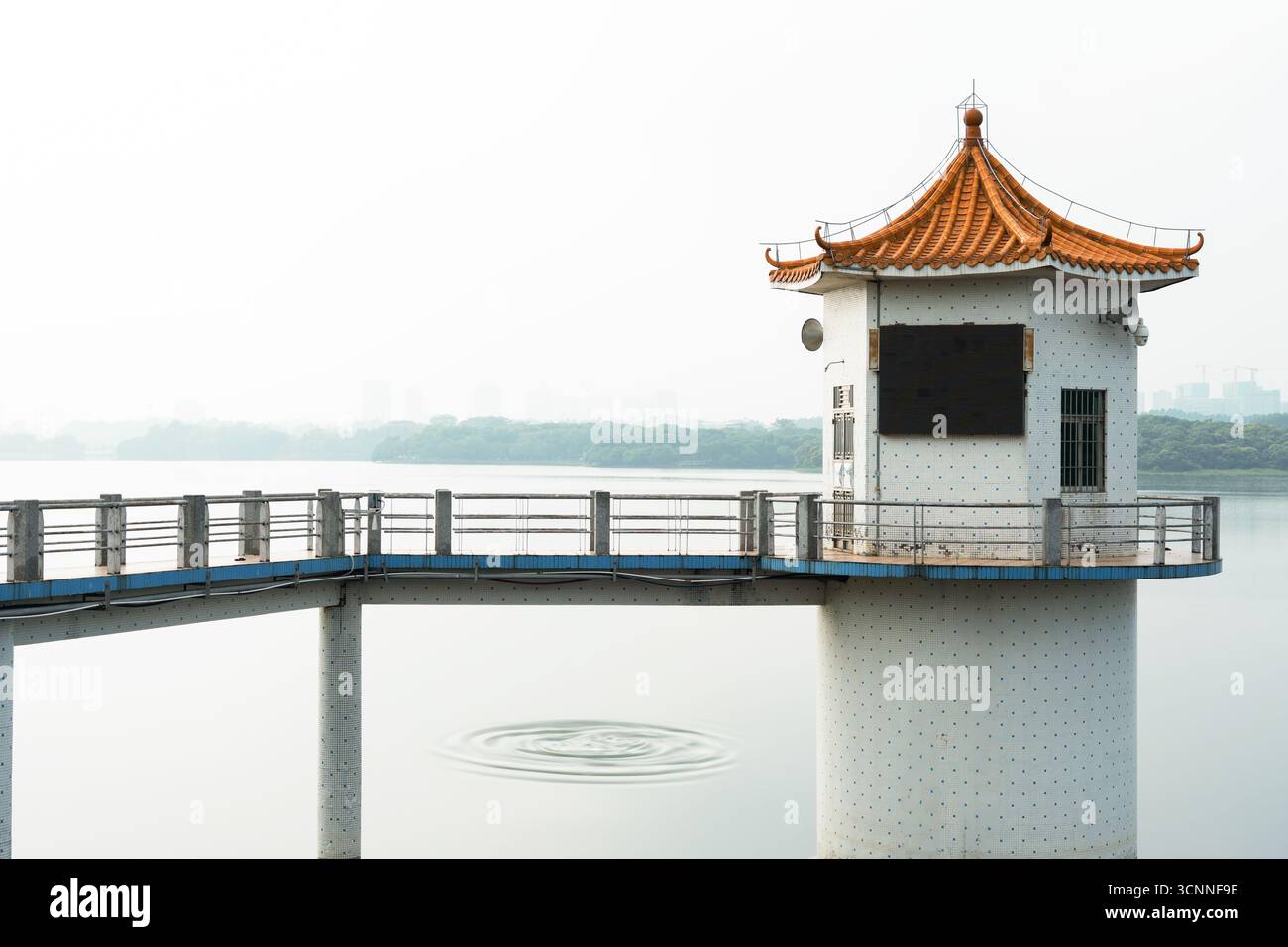Traditioneller chinesischer Pavillon auf einem See mit moderner Aussichtsplattform Stockfoto