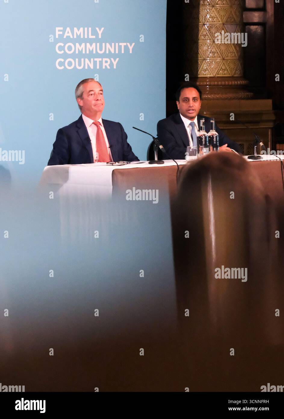 London, Großbritannien. September 2025. Pressekonferenz der Reformpartei Großbritannien, Vorschlag zur Abschaffung des unbefristeten Aufenthaltstitels. Nigel Farage. Zia Yusuf. Quelle: Matthew Chattle/Alamy Live News Stockfoto London, Großbritannien. September 2025. Pressekonferenz der Reformpartei Großbritannien, Vorschlag zur Abschaffung des unbefristeten Aufenthaltstitels. Nigel Farage. Zia Yusuf. Quelle: Matthew Chattle/Alamy Live News Stockfoto