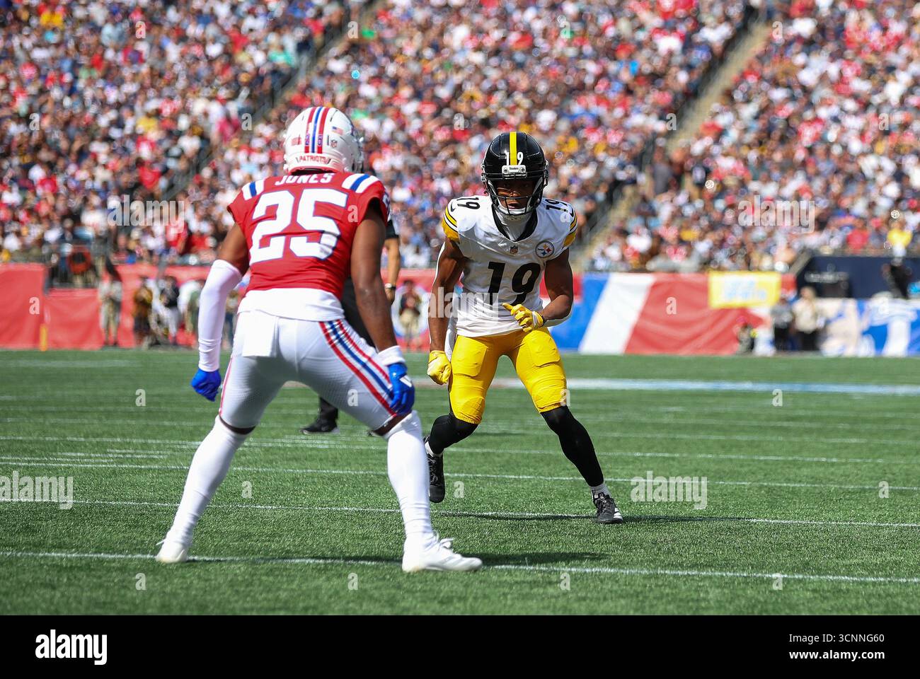 Foxborough, Usa. September 2025. September 2025; Foxborough, MA, USA; Pittsburgh Steelers Wide Receiver Calvin Austin III (19) verteidigt durch New England Patriots Cornerback Marcus Jones (25) während des NFL-Spiels zwischen Pittsburgh Steelers und New England Patriots im Gillette Stadium in Foxborough, MA. (Credit Image: Anthony Nesmith/Cal Sport Media/SIPA USA) (Credit Image: © Anthony Nesmith/Cal Sport Media/SIPA USA) Credit: SIPA US/Alamy Live News Stockfoto