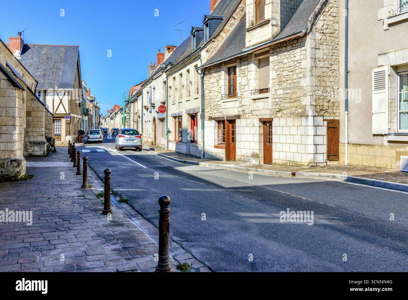Blick auf die Rue Gambetta, eine typische Straße in der kleinen Stadt L'Île-Bouchard, Indre-et-Loire (37), Frankreich. Stockfoto