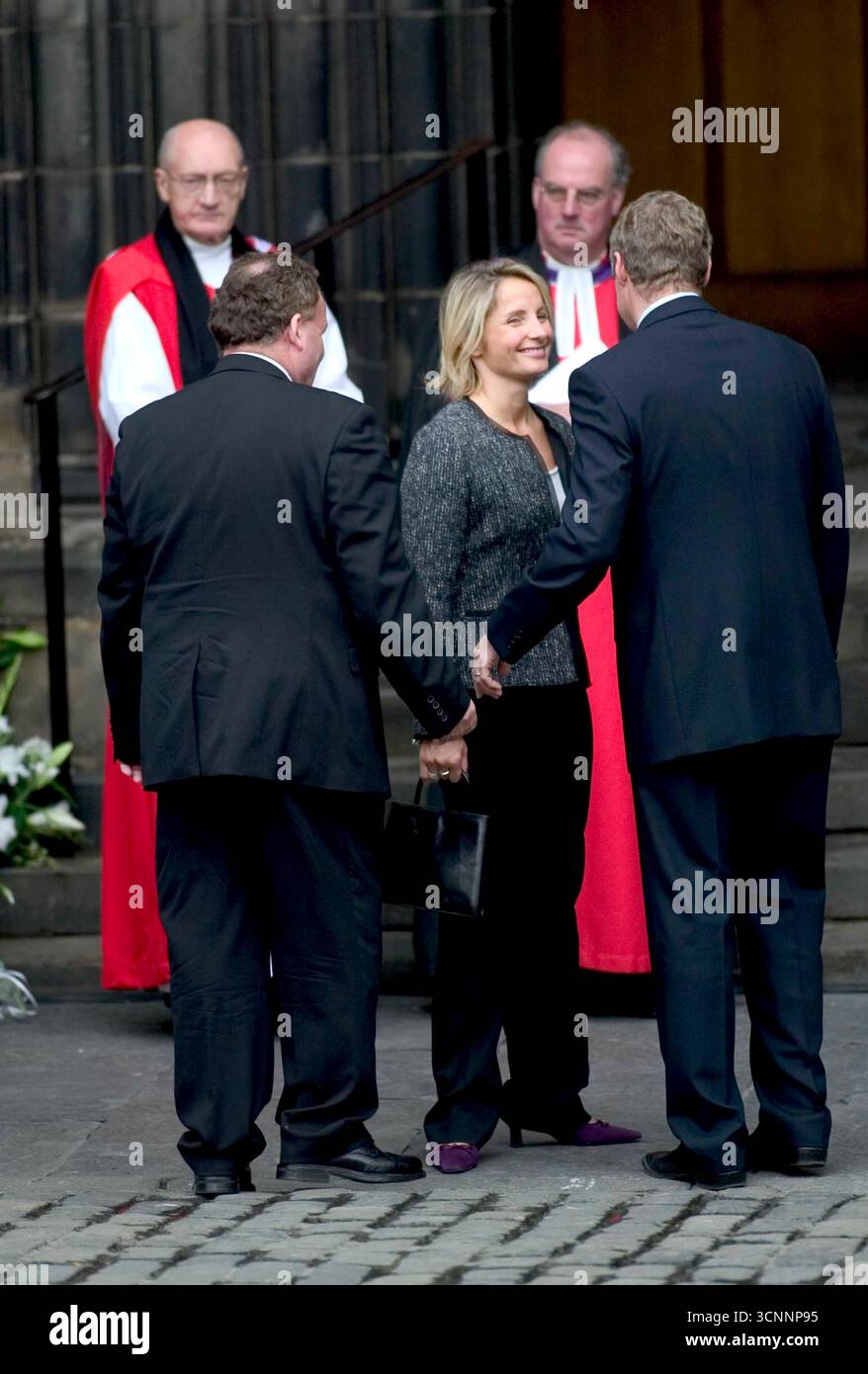Robin Cooks Agent Jim Devine und Rory Bremner und Ehefrau bei der Beerdigung von Robin Cook in St Giles, Edinburgh am 12. August 2005 Stockfoto