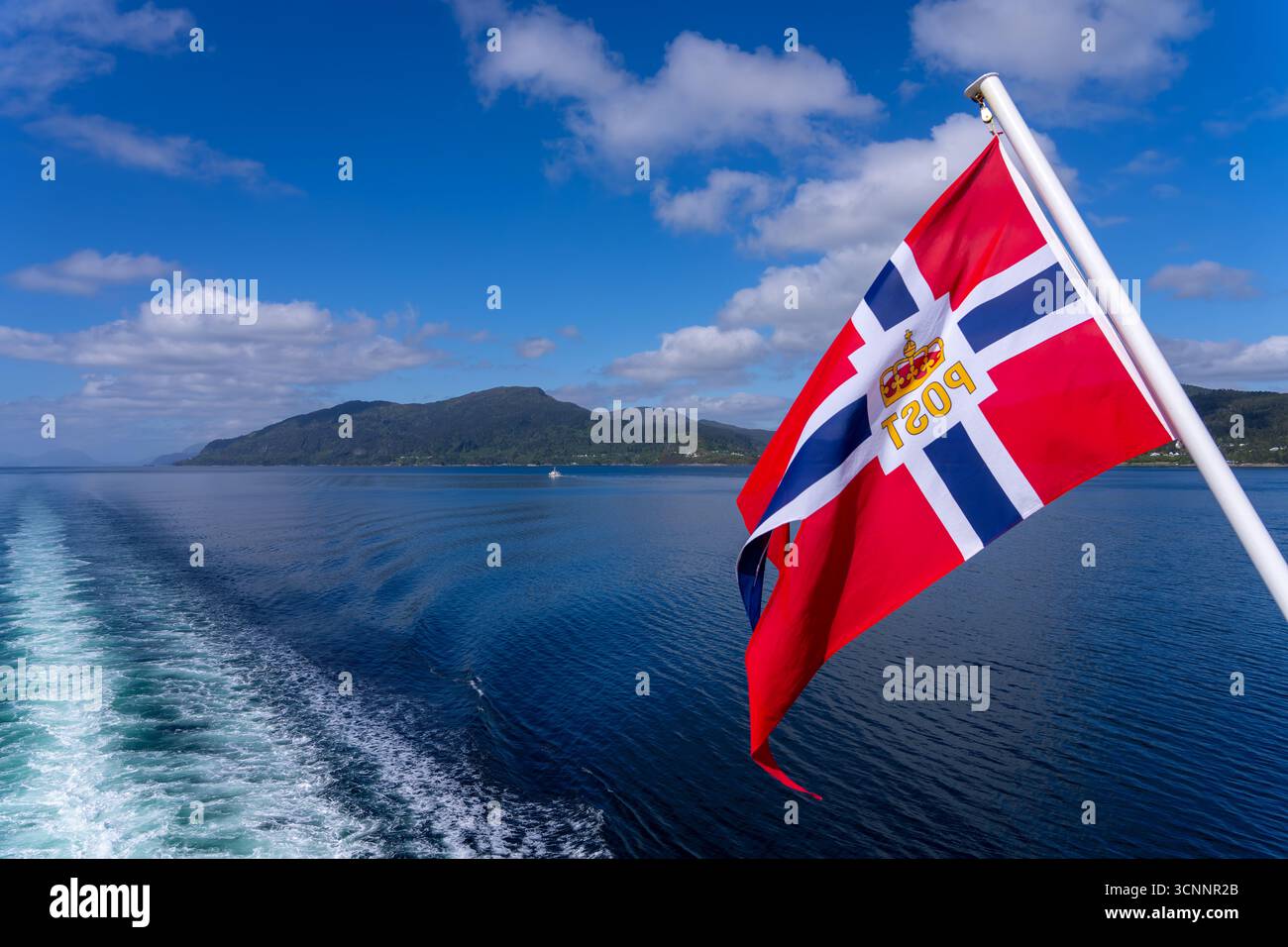 Norwegische Postflagge am Heck eines fahrenden Schiffes. Stockfoto