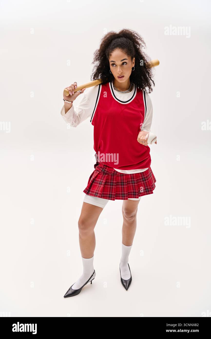 Eine wunderschöne afroamerikanische Frau modelliert ein trendiges, sportliches Outfit, das die herbstliche Mode widerspiegelt. Stockfoto