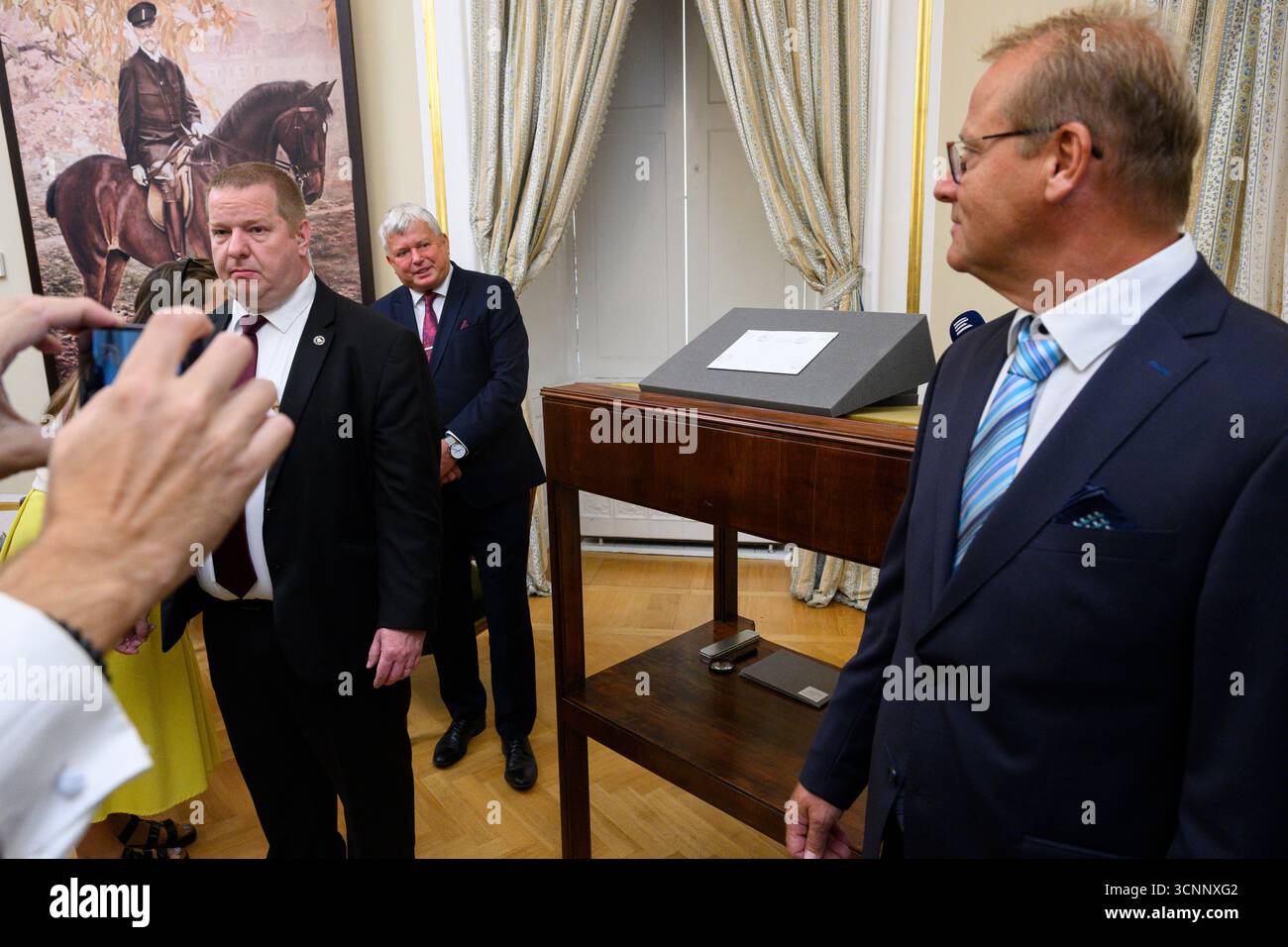 Lany, Tschechische Republik. September 2025. Das Nationalarchiv öffnet einen versiegelten Umschlag mit den angeblichen letzten Worten des tschechoslowakischen Präsidenten Tomas Garrigue Masaryk, den er seinem Sohn Jan am 19. September 1937 in Lany, Tschechien, am 19. September 2025 diktierte. Quelle: Michal Kamaryt/CTK Photo/Alamy Live News Stockfoto