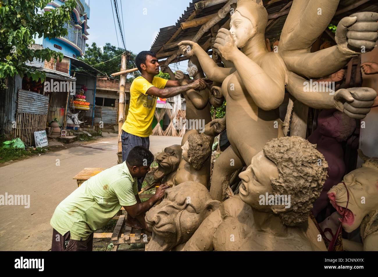 Handwerker arbeiten an den letzten Schliffen, malen Ton-Idole der Hindu-Göttin Durga in einer Werkstatt in der Töpferkolonie zu Zeiten von Mahalaya, einer der wichtigsten Regionen im Bezirk Nadia, aus dem die größte Anzahl von Ton-Idolen produziert werden, vor dem Durga Puja Festival in Tehatta, Westbengalen. Auf Mahalaya zeigt das Ritual von Chokkhu Daan (Augenspenden) Götzenmacher die Augen der Göttin Durga, eine heilige Handlung, die das Götzenbild zum Leben erweckt und das spirituelle Erwachen der göttlichen Form markiert. (Foto: Soumyabrata Roy/Pacific Press) Stockfoto