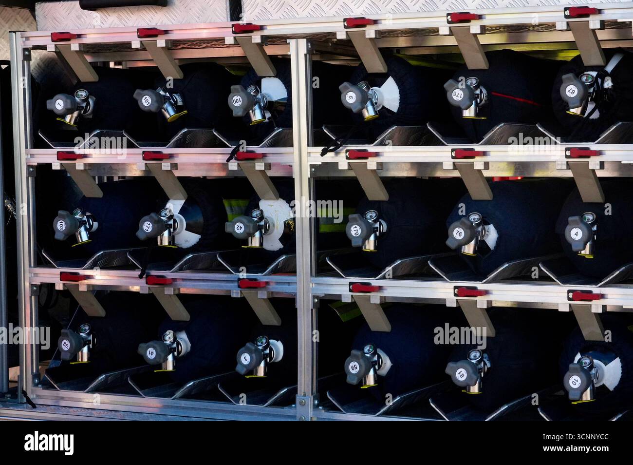 Feuerlöscher. In einem Feuerwehrauto Stockfoto