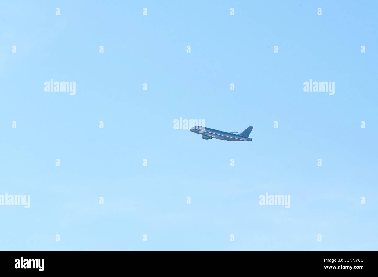Flugzeug am blauen Himmel. Stockfoto