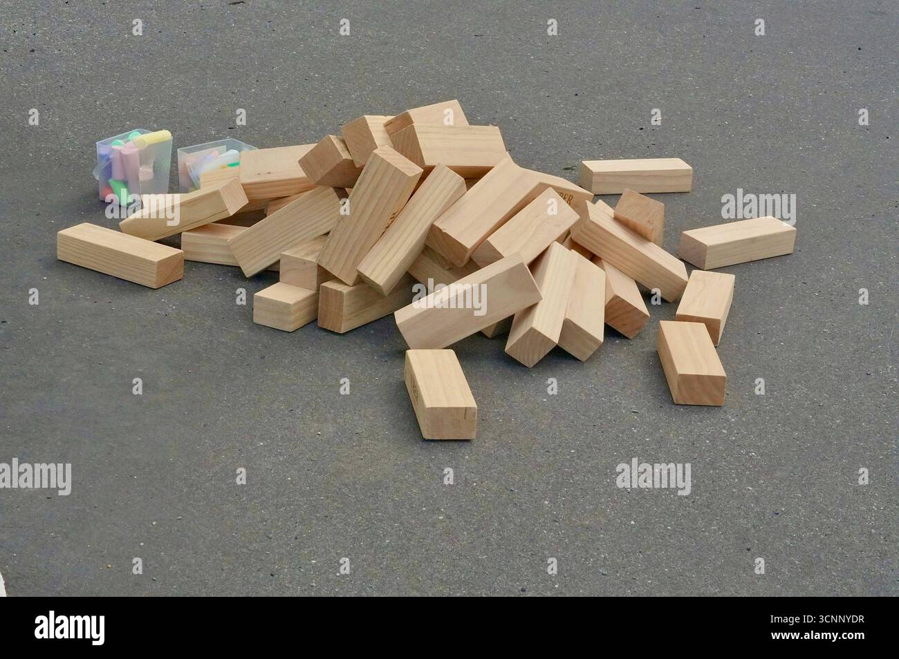 Holzblöcke auf dem Boden im Park, Nahaufnahme des Fotos Stockfoto