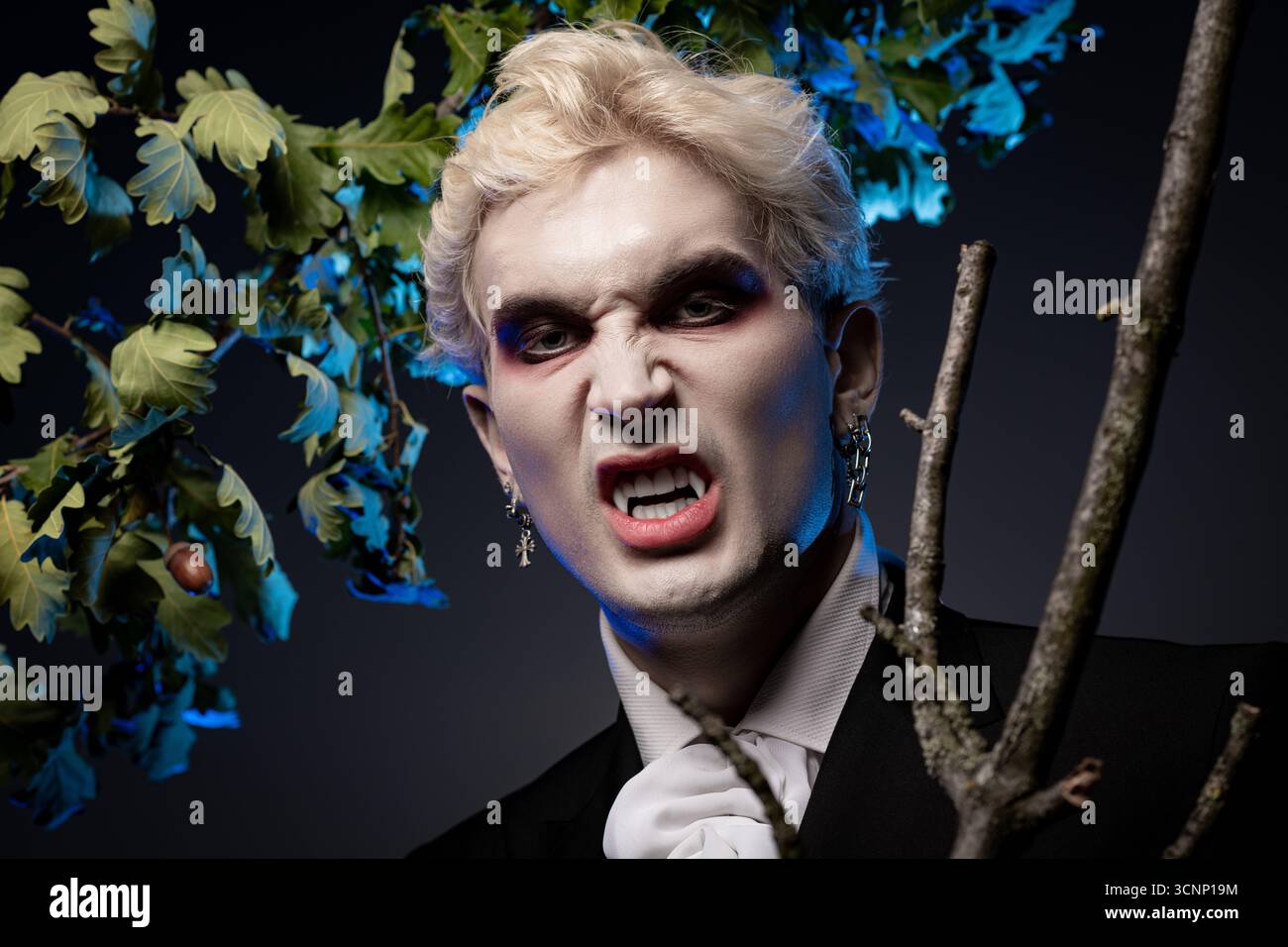 Ein junger und gutaussehender Mann zeigt sein auffälliges Halloween-Kostüm, das Energie und Stil ausstrahlt. Stockfoto