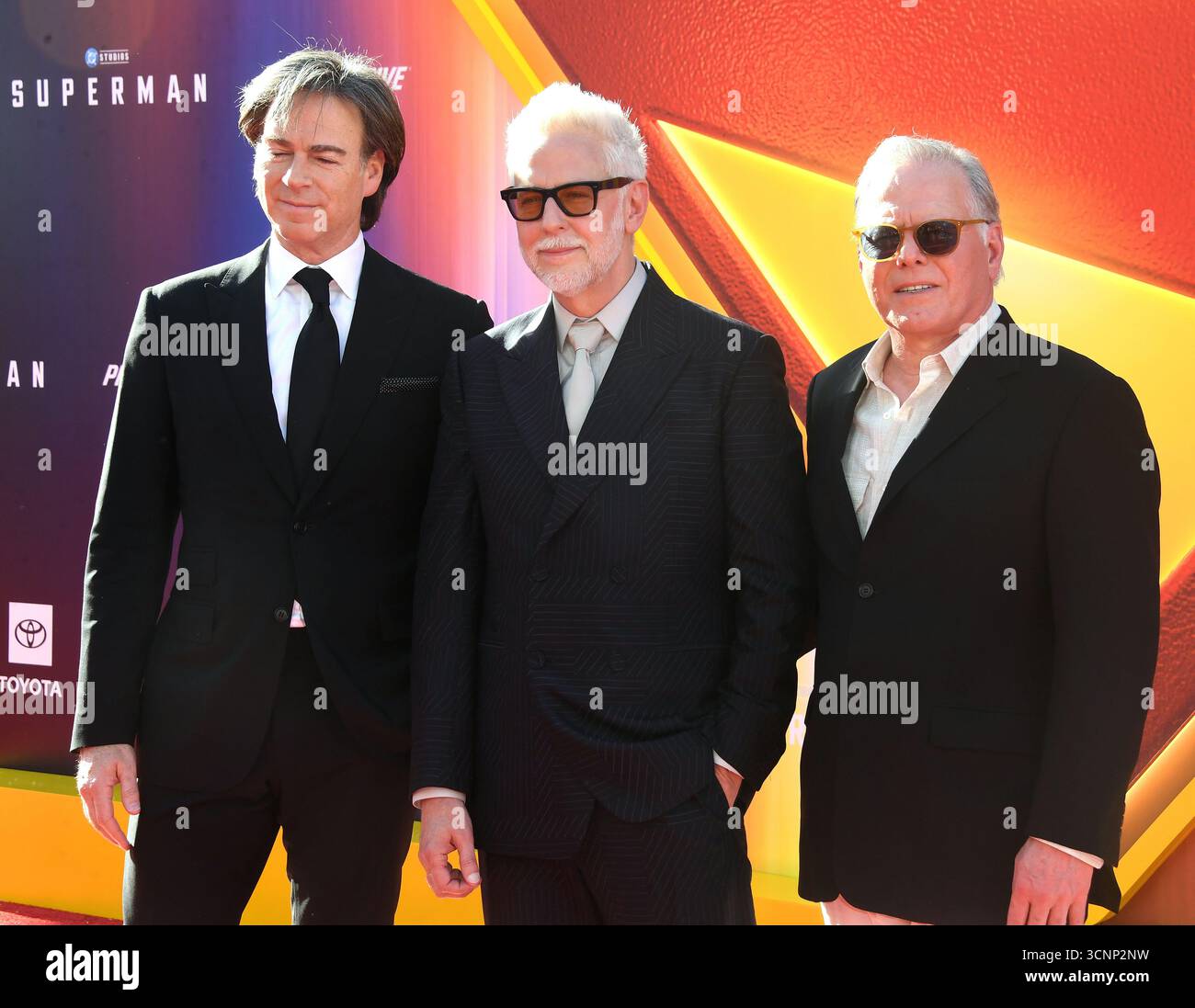 Produzent Peter Safran, Regisseur James Gunn und Präsident und Chief Executive Officer von Warner Bros Discovery David Zaslav besuchte die Premiere von Warner Bros. Superman im TCL Chinese Theater in Hollywood. Stockfoto