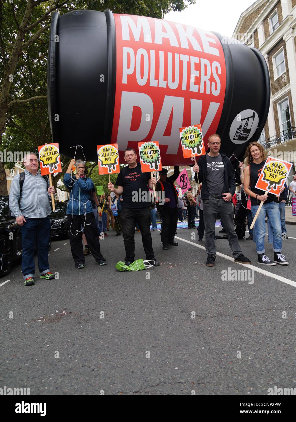 20. September 2025, Portland Place, London, Vereinigtes Königreich. Demonstranten mit aufblasbarem Riesenölfass mit der Aufschrift „Verursacher bezahlen lassen“ beim „Verursacher zahlen“-marsch im Zentrum Londons. Die Kampagne befasst sich mit Klimaungerechtigkeit und umfasst Demonstranten von Extinction Rebellion, Scientist Rebellion und Stay Grounded Stockfoto 20. September 2025, Portland Place, London, Vereinigtes Königreich. Demonstranten mit aufblasbarem Riesenölfass mit der Aufschrift „Verursacher bezahlen lassen“ beim „Verursacher zahlen“-marsch im Zentrum Londons. Die Kampagne befasst sich mit Klimaungerechtigkeit und umfasst Demonstranten von Extinction Rebellion, Scientist Rebellion und Stay Grounded Stockfoto