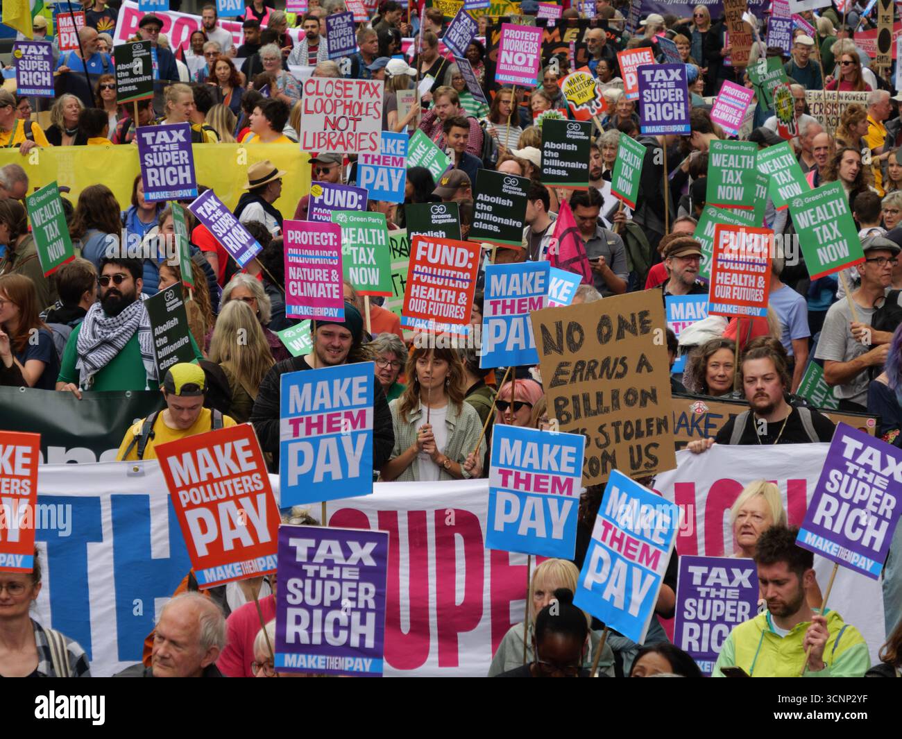 20. September 2025, Portland Place, London, Vereinigtes Königreich. Demonstranten mit Plakaten beim „Make They Pay“-marsch im Zentrum Londons. Die Kampagne befasst sich mit Klimaungerechtigkeit und umfasst Demonstranten von Extinction Rebellion, Scientist Rebellion und Stay Grounded Stockfoto