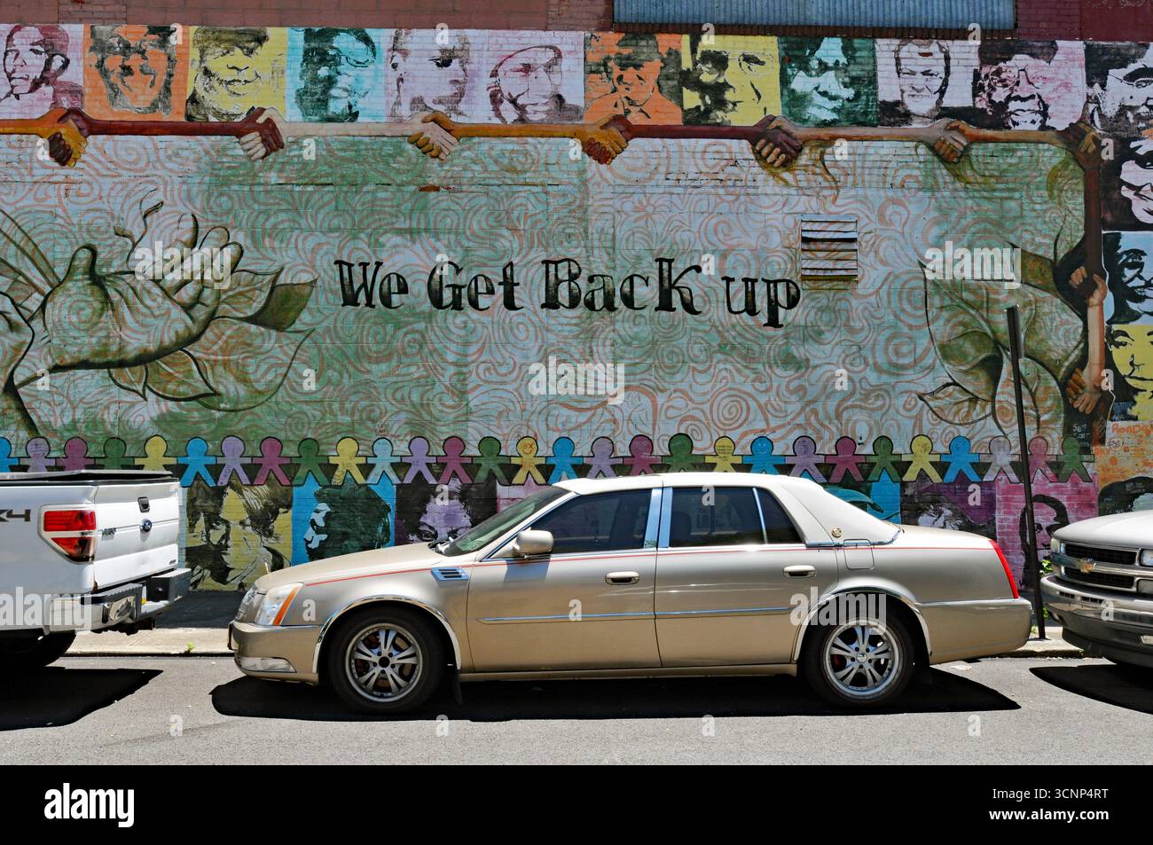 Ein Teil des Wandgemäldes mit dem Titel We Fall Down but We get up up an einer Gebäudemauer in Pittsburghs East Liberty. Stockfoto