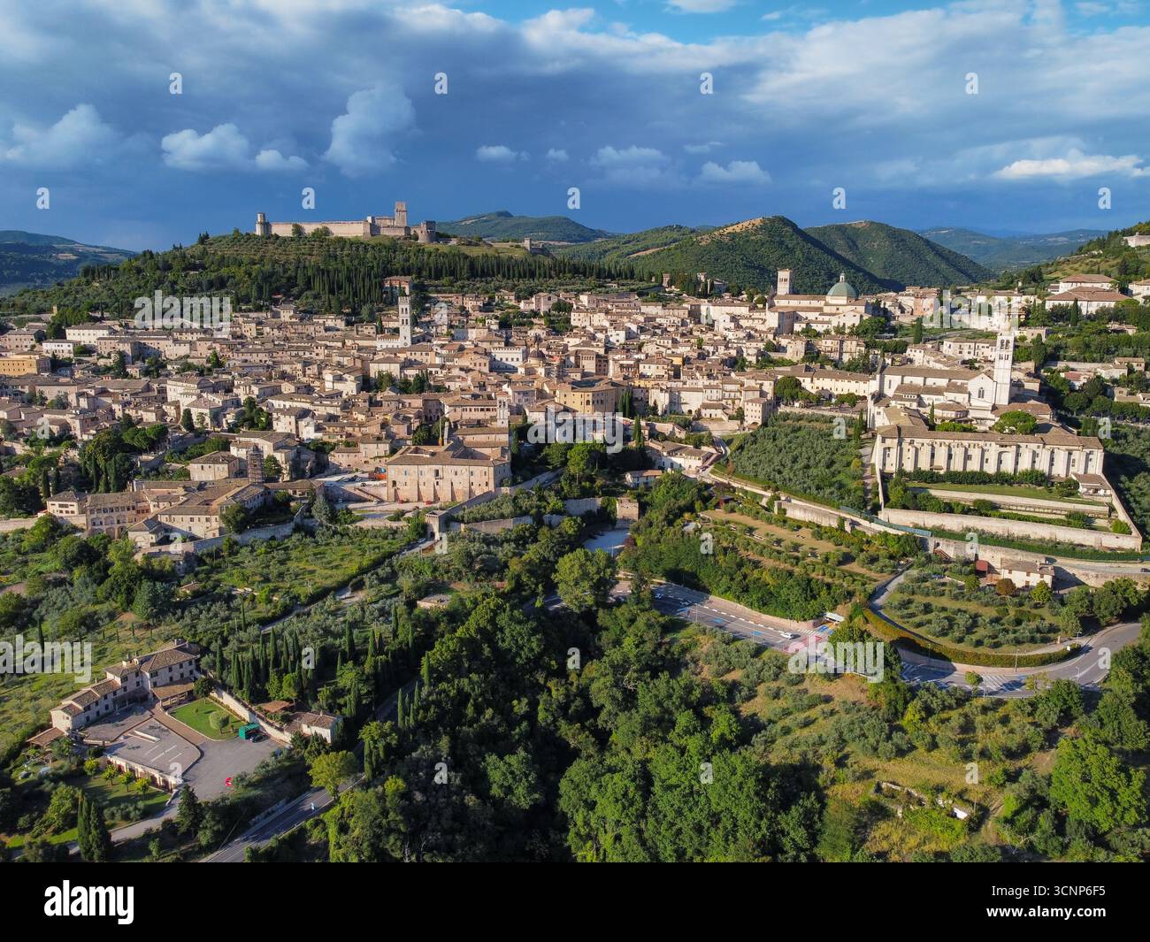 Blick aus der Vogelperspektive auf das historische Zentrum von Assisi Stockfoto