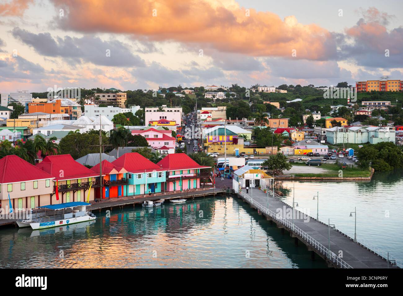 St. John's, Antigua und Barbuda Stadt Skyline Redcliffe Quay in der Abenddämmerung. Stockfoto