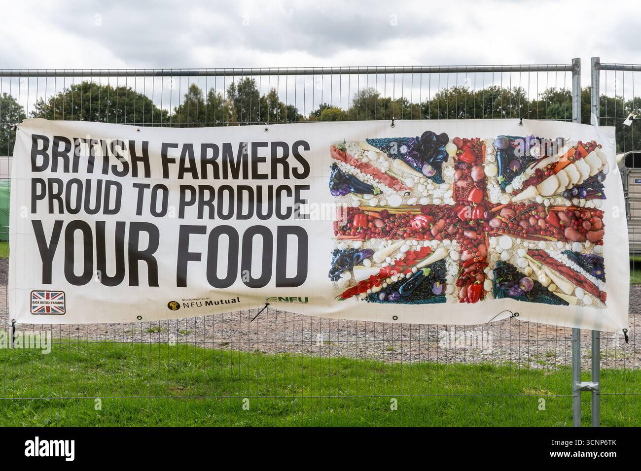Farming-Banner auf einer Landwirtschaftsmesse, Banner mit der Aufschrift British Farmers Stolz, Ihr Essen zu produzieren Stockfoto