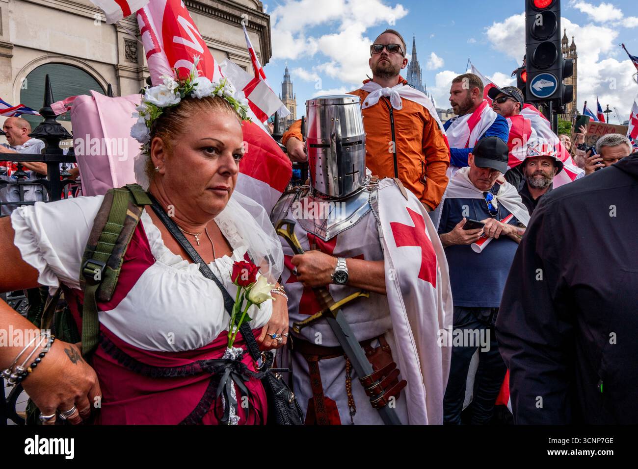Britische Trachten nehmen an der Unite the Kingdom Rallye in Whitehall teil, die von Tommy Robinson aus London organisiert wurde. Stockfoto